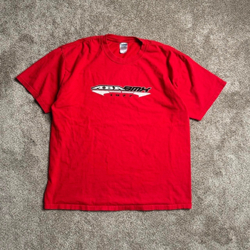 RED GILDAN "ABA BMX" GRAPHIC TEE